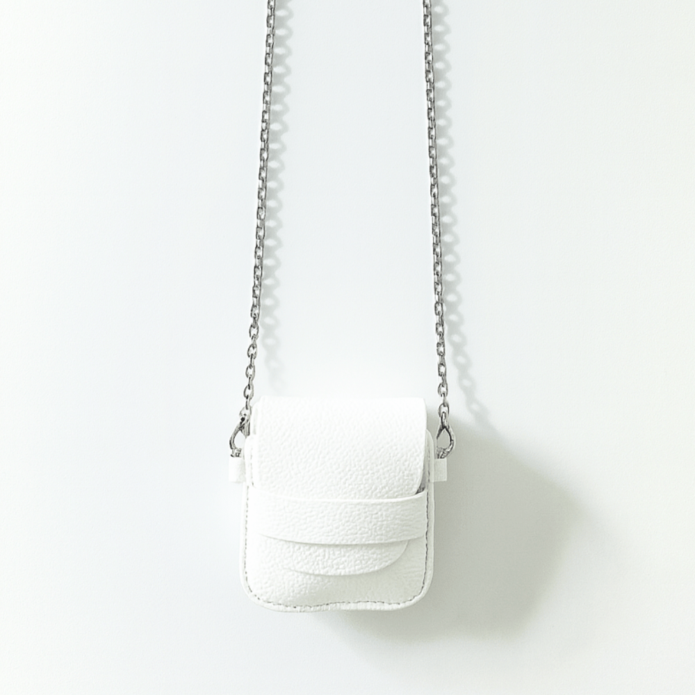 White handbag with a chain strap 